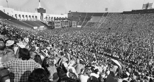 75,000 pack the Coliseum for 'Summer Blowout' concert