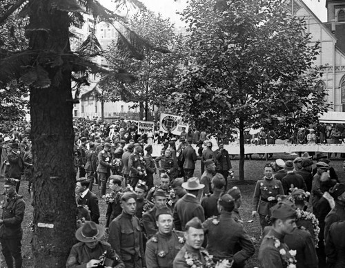 Soldiers welcomed back at Pershing Square