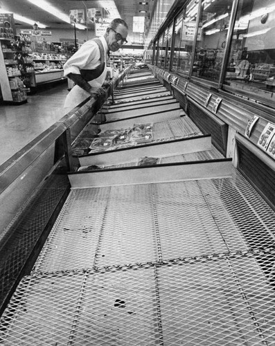 Picket lines circle chain food stores