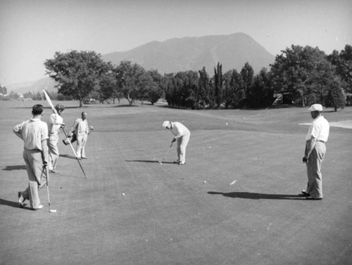 Putting at the Lakeside golf course