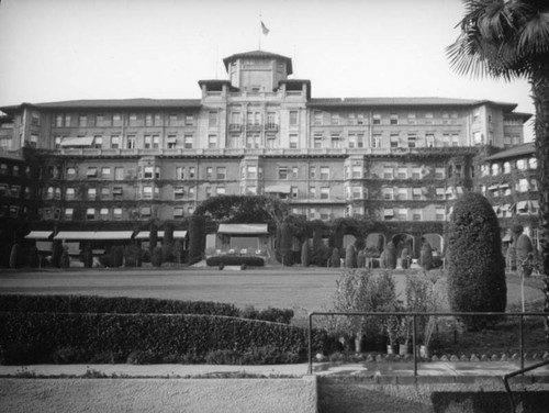 Huntington Hotel ivy covered main building