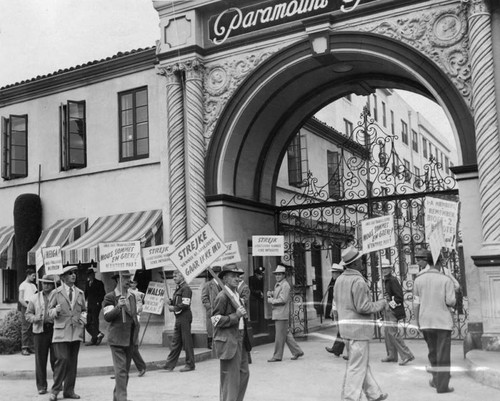 Picket line at Paramount Pictures 1945