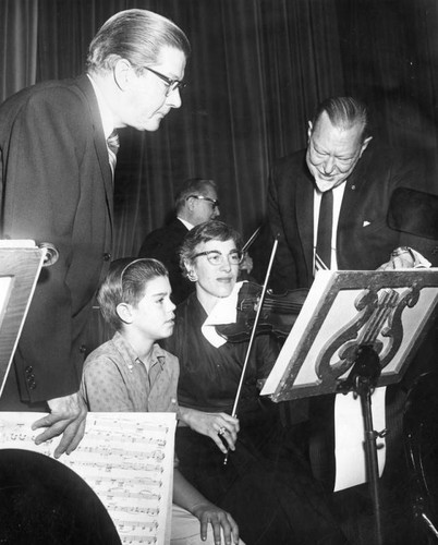 Howard Hanson explains a score to Bill Rand