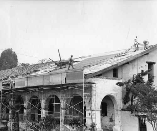 Workmen begin job of restoring San Fernando Mission Convento Building