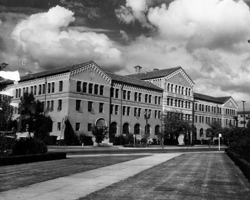 Exterior view, Science Hall at U.S.C