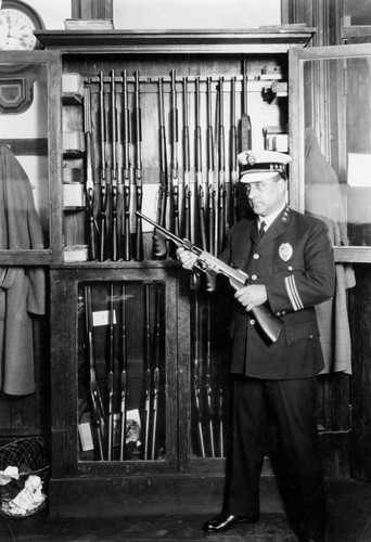 Chief Davis inspects guns