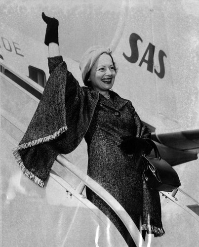 Olivia de Havilland returns to Los Angeles