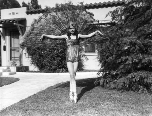 Young ballet dancer, view 3