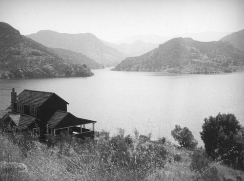 House on the bank of Lake Sherwood