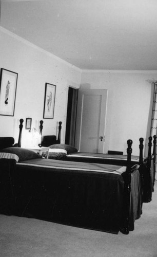 Schultheis' bedroom, beds