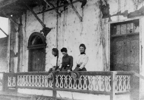 Women on Pio Pico mansion balcony