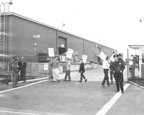 Picketers at Virtue Bros. Mfg. Co