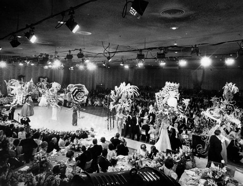 Las Floristas Headdress Ball