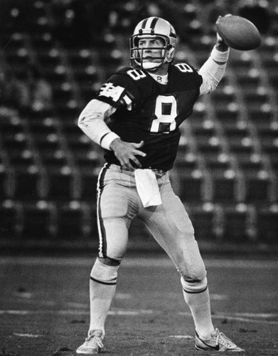 Express quarterback Steve Young