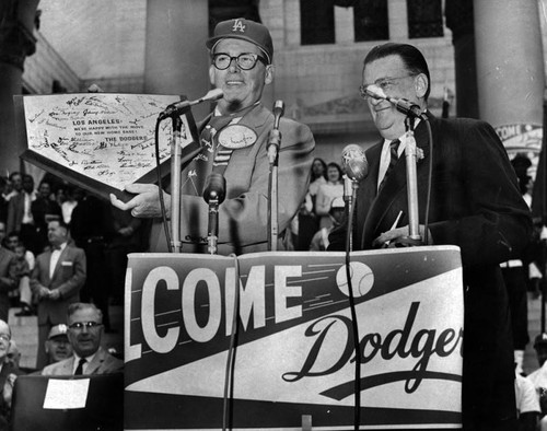 O'Malley presents home plate to mayor