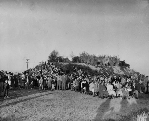 Throng arrends Tujunga Easter services