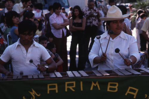 Musical performance, La Plaza