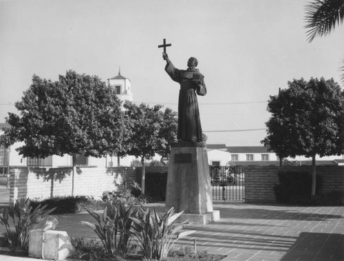 Juni´pero Serra statue, view 2