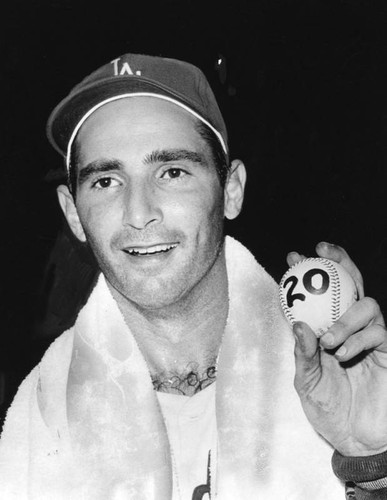 Sandy Koufax clutches win no. 20 in his pitching hand