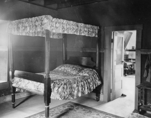 Four poster bed, Lugo adobe