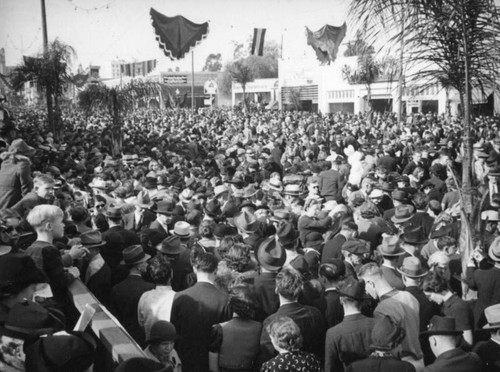 Crowds leaving the 1938 Rose Parade