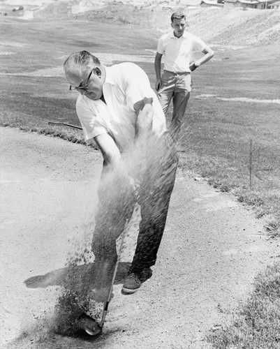 Larry Stevenson blasts out of sand trap