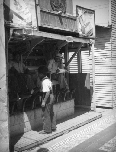 Val-Paraiso shoeshine, Tijuana