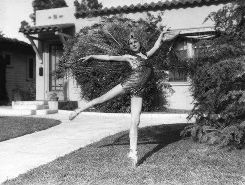 Young ballet dancer, view 2