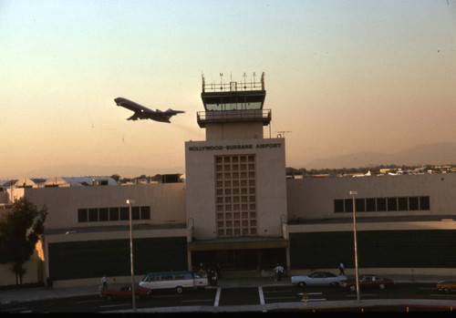 Plane taking off, Burbank-Glendale-Pasadena Airport