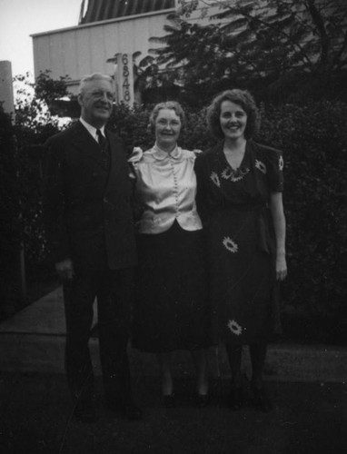 Ethel Schultheis with the Jones family