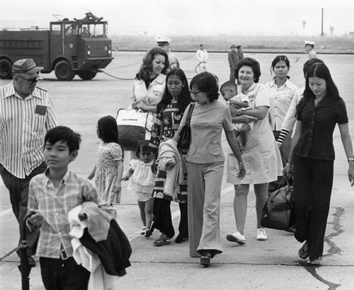 Vietnamese refugees arriving