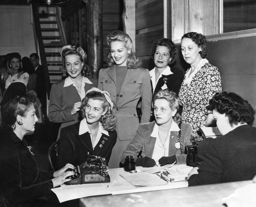 Film actresses with their mothers, Hollywood Canteen