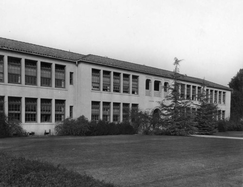 Corona Avenue School, exterior