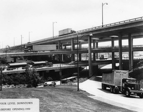 Four-level freeway interchange