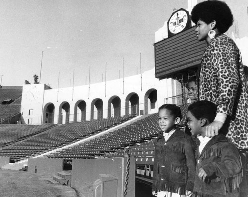 Wilma Rudolph and children