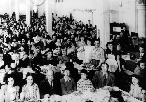 Group photo of banquet guests in a meeting hall