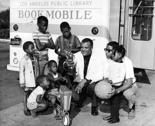 Bert Thomas and young patrons next to LAPL Bookmobile