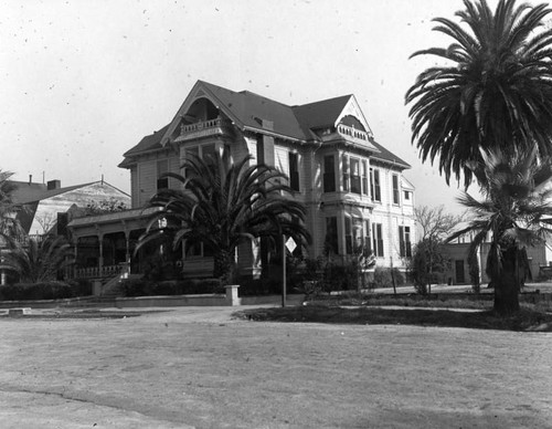 Hancock Banning residence, side view