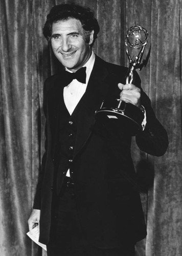 Judd Hirsch wins Emmy