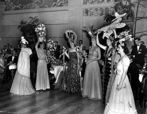 Las Floristas Headdress Ball