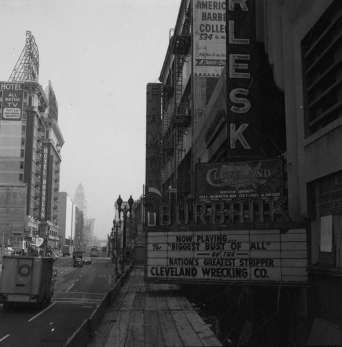 Building on Broadway before demolition