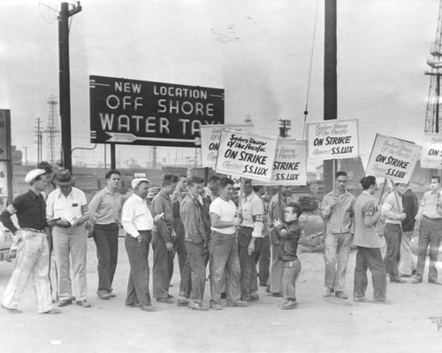 Sailors' Union form picket lines