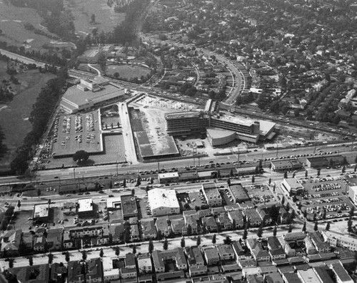 Beverly Hilton Hotel being built