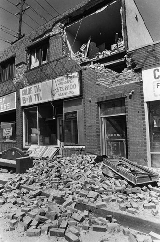 Facade breaks away from building during quake