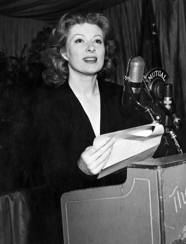 Greer Garson speaks at banquet