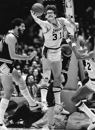 Rambis reaches out for ball