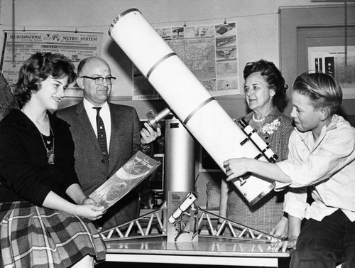 Students give telescope to Sequoia Junior High