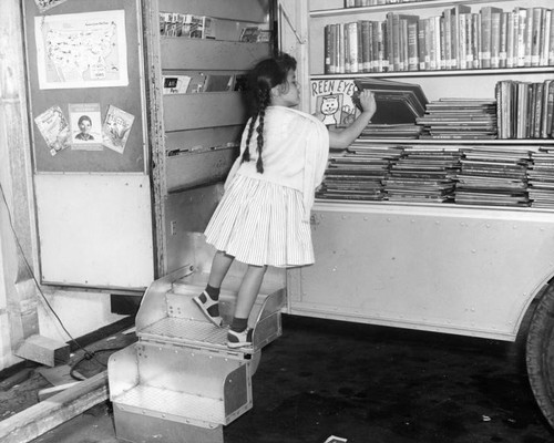 Valley readers use facilities of new idea, bookmobile