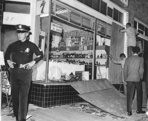 Liquor store looted, Watts Riots