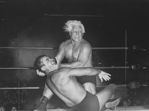 Blond Freddie Blassie in a favorite hold